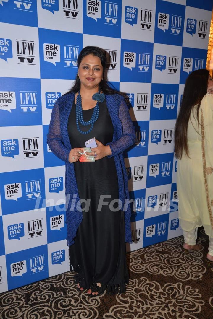 Shilpa Shirodkar poses for the media at Lakme Fashion Week 2015 Day 4