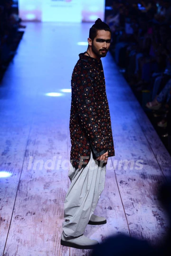 Shahid Kapoor walks for Kunal Rawal at Lakme Fashion Week 2015 Day 4