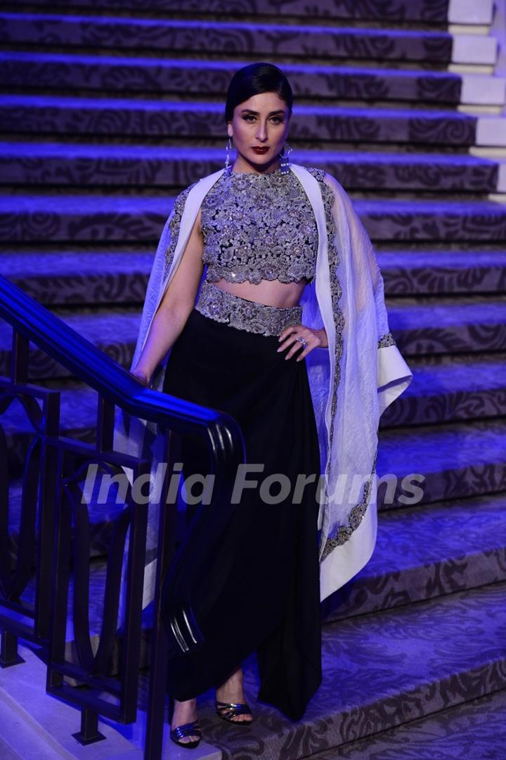 Kareena Kapoor walks for Anamika at the Grand Finale of Lakme Fashion Week 2015