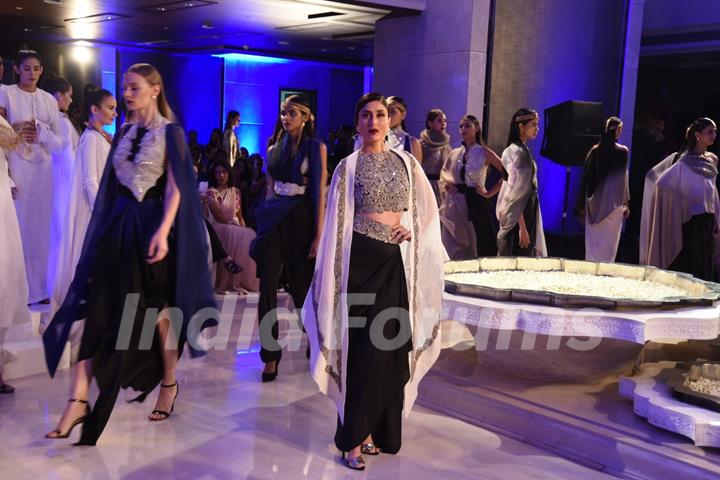 Kareena Kapoor walks for Anamika at the Grand Finale of Lakme Fashion Week 2015