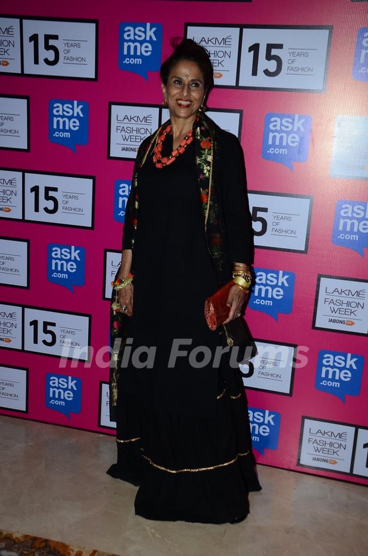 Shobha De poses for the media at the Grand Finale of Lakme Fashion Week 2015