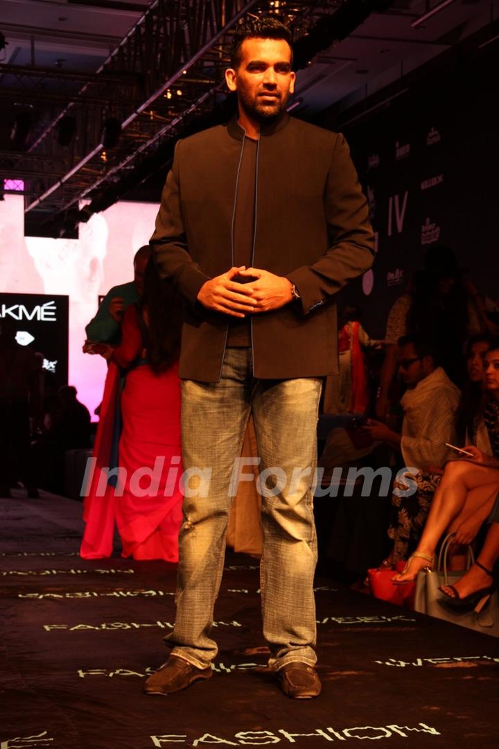 Zaheer Khan walks the ramp at the Grand Finale of Lakme Fashion Week 2015