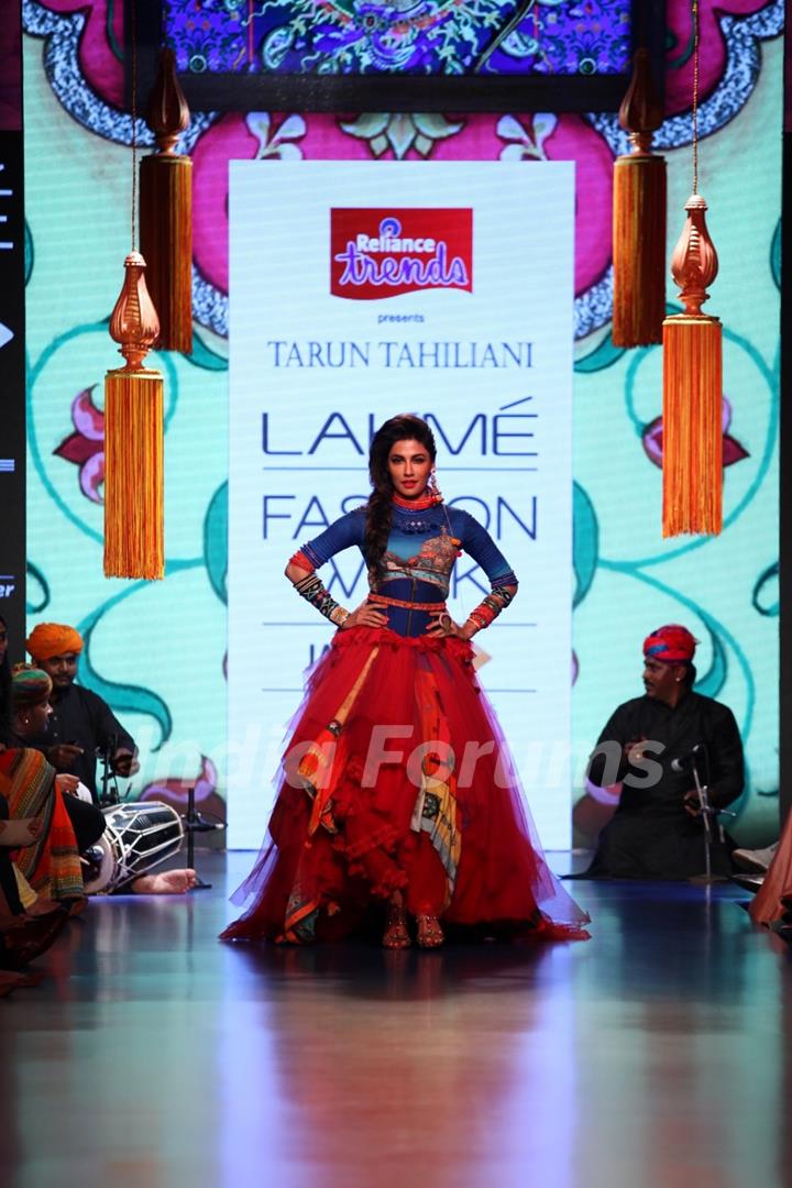 Chitrangda Singh walks for Tarun Tahiliani at the Grand Finale of Lakme Fashion Week 2015