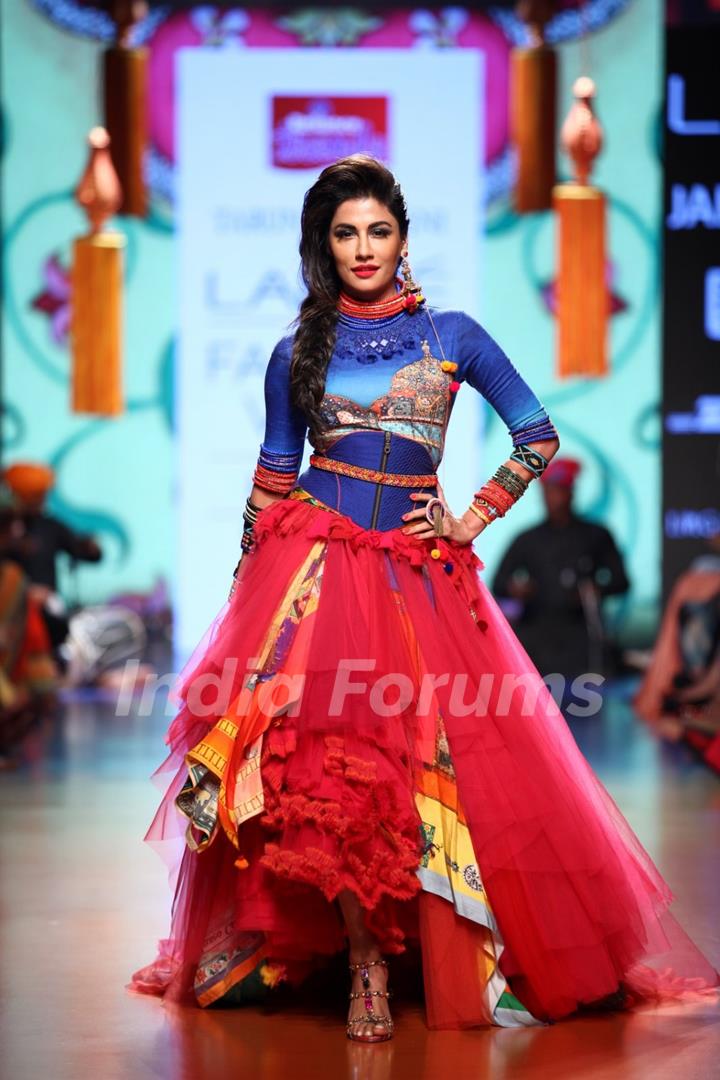 Chitrangda Singh walks for Tarun Tahiliani at the Grand Finale of Lakme Fashion Week 2015