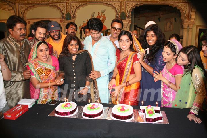 Diya Aur Baati Hum Completes 1000 Episodes