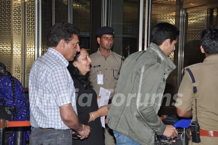 Sidharth Malhotra was snapped with his Parents for First Time at Airport