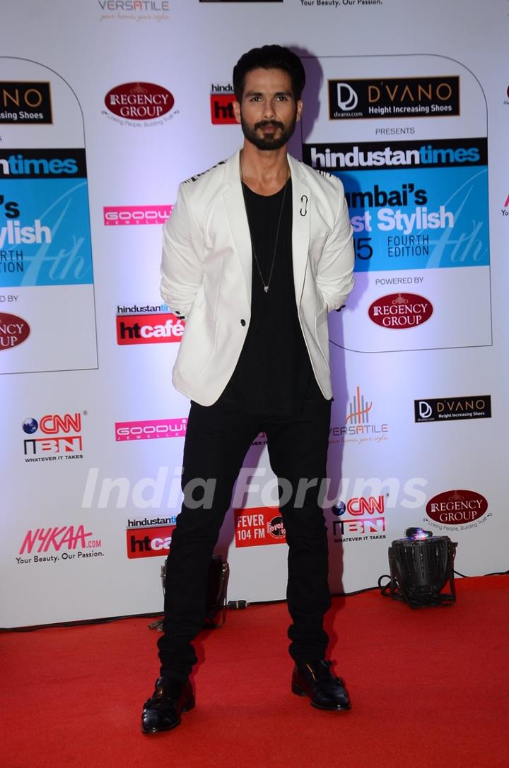 Shahid Kapoor poses for the media at HT Style Awards 2015