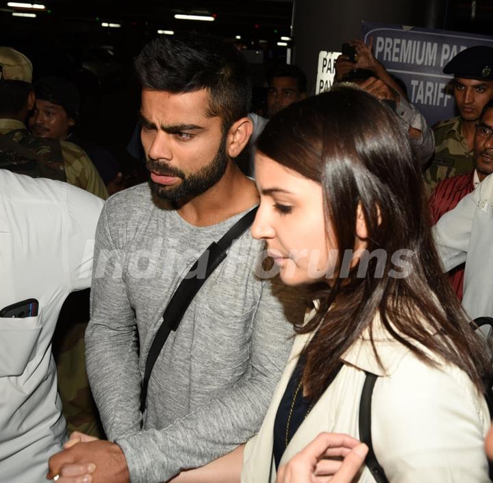 Virat Kohli & Anushka Sharma Snapped at Airport