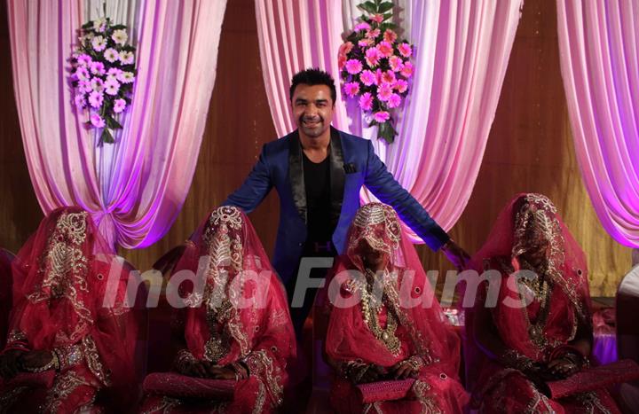 Ajaz Khan with the brides to be at a Mass Marriage Initiative