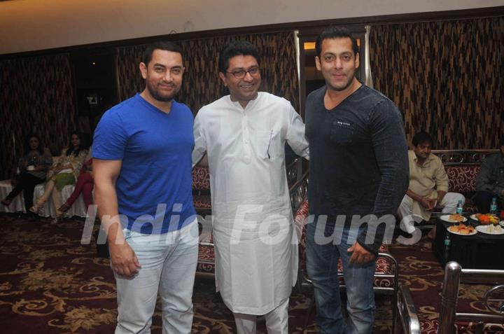 Raj Thackeray poses with Aamir Khan and Salman Khan at the Meet on Mumbai