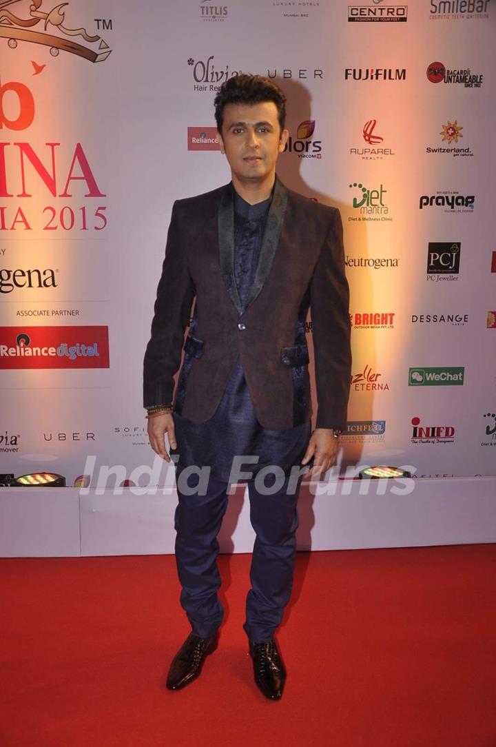 Sonu Niigam poses for the media at Femina Miss India Finals Red Carpet