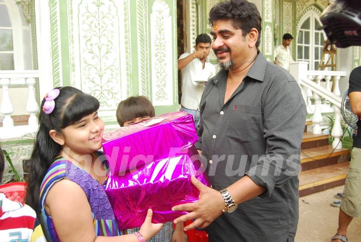 Rajan Shahi distributing gifts to the Child actors of Yeh Rishta Kya Kehlata Hai