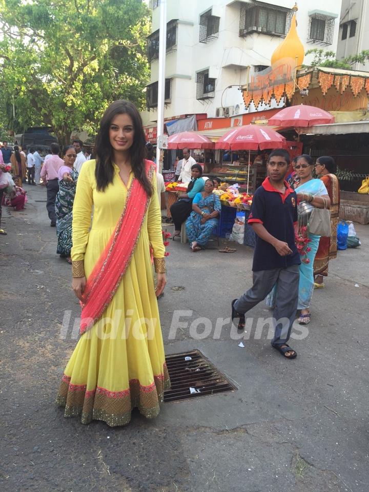 Evelyn Sharma poses for the media at Siddhivinayak Temple