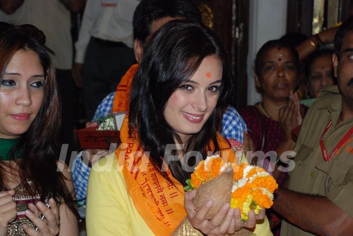 Evelyn Sharma poses for the media at Siddhivinayak Temple