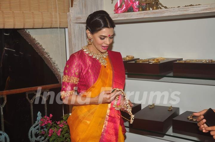 Sara Loren checks out jewelry designs at the Launch of Vedaa Store