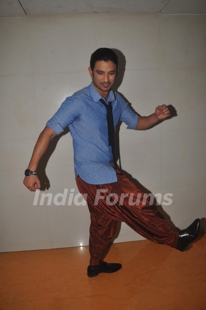 Sushant Singh Rajput makes a dancing pose for the media at Detective Byomkesh Bakshy! Contest