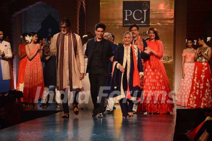 Manish Malhotra showcases his collection at 'Mijwan-The Legacy'