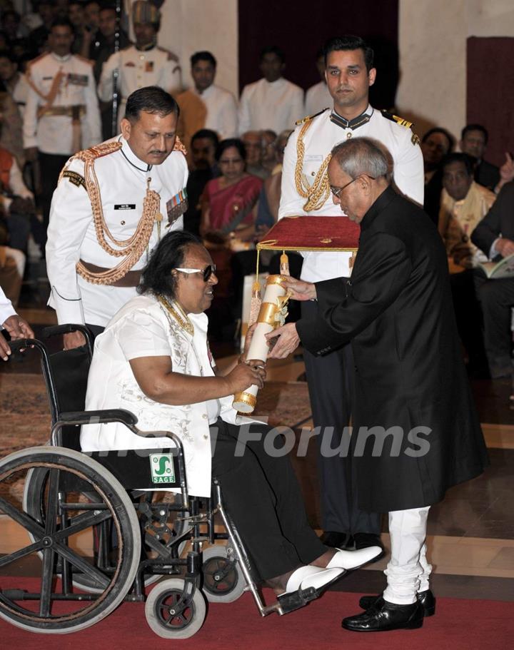 Ravindra Jain receiving Padma Shree Award from Honourable President Pranab Mukherjee