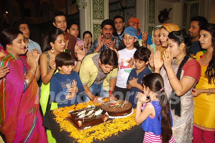 Rohan Mehra cuts his Birthday Cake