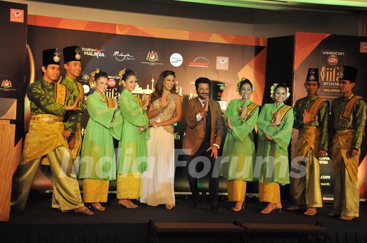 Anil Kapoor and Bipasha Basu poses with performers at IIFA 2015 Press Meet in Malaysia