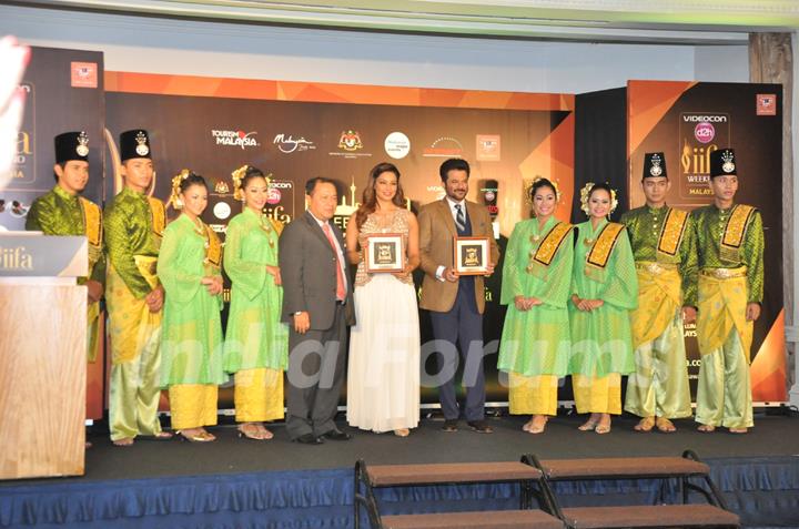 Anil Kapoor and Bipasha Basu poses for the camera at IIFA 2015 Press Meet in Malaysia