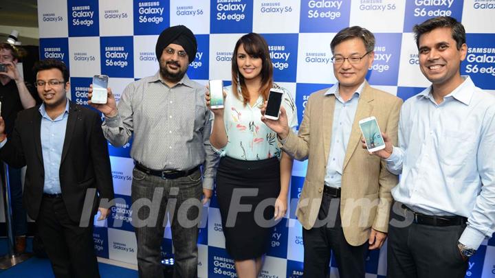 Huma Qureshi poses for media at Samsung Galaxy S6 / S6 Edge Mobile Launch