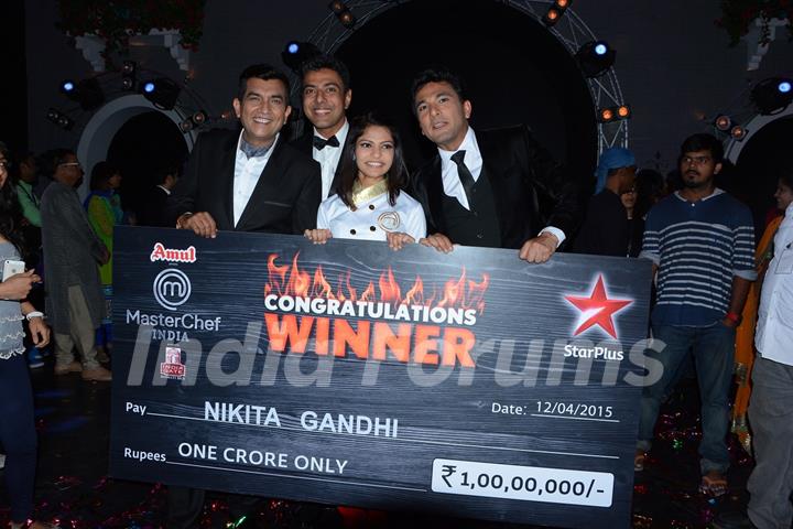 Nikita Gandhi with her cheque Grand Finale of Masterchef Season 4