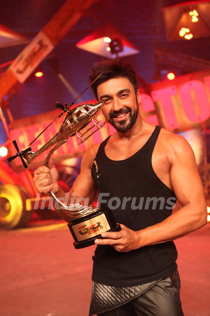 Ashish Chowdhry with his trophy at Grand Finale of Khatron Ke Khiladi : Darr Ka Blockbuster Returns