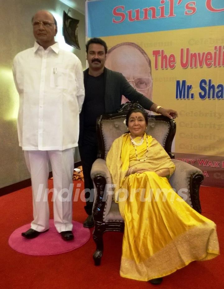 Sharad Pawar And Asha Bhosle's Wax Statue Unveiling