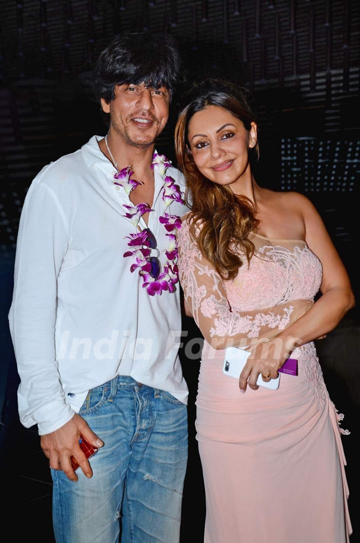 Badshah ShahRukh Khan With Gauri Khan Snapped at Planet Hollywod Resort,Goa