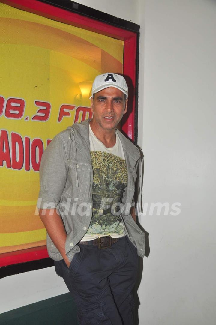 Akshay Kumar Reaches Radio Mirchi at 5:30 am to Promote Gabbar