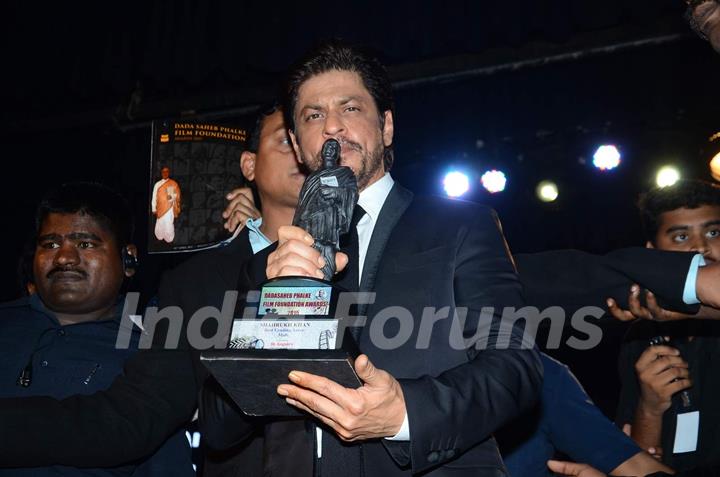 Shah Rukh Khan at Dadasaheb Phalke Film Foundation Award