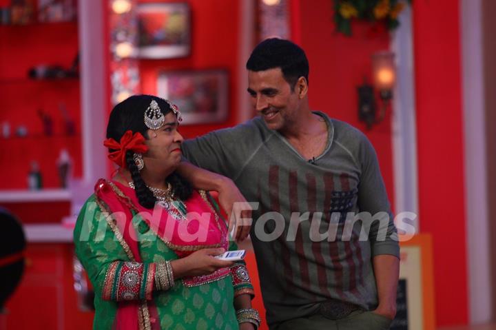 Akshay Kumar with Palak on Comedy Nights with Kapil