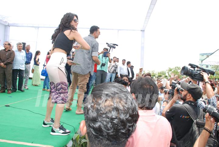 Akshay and Shruti at the Promotions of Gabbar Is Back in Delhi