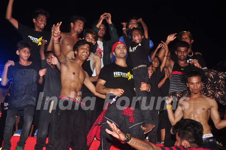 Varun Dhawan Poses With the Dancers at All India Dance Championship in Vasai