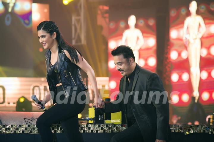 Shruti Haasan was snapped with dad Kamal Haasan at Vijay Awards 2015