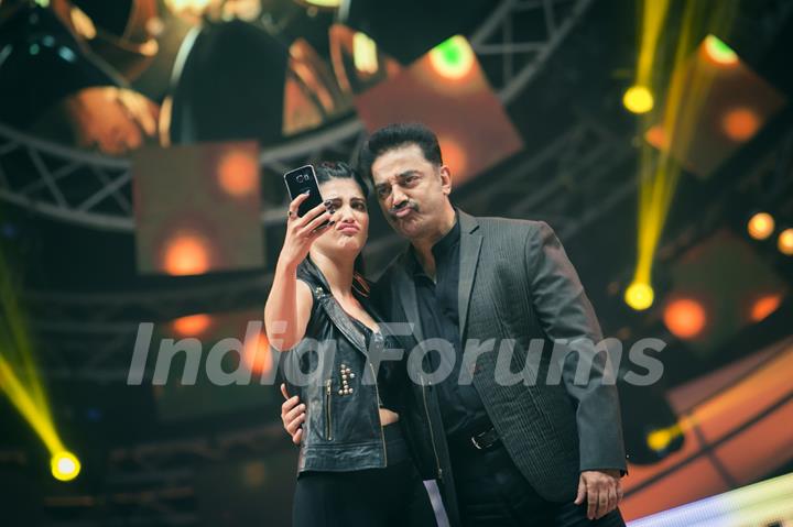 Shruti Haasan clicks a selfie with dad Kamal Haasan at Vijay Awards 2015