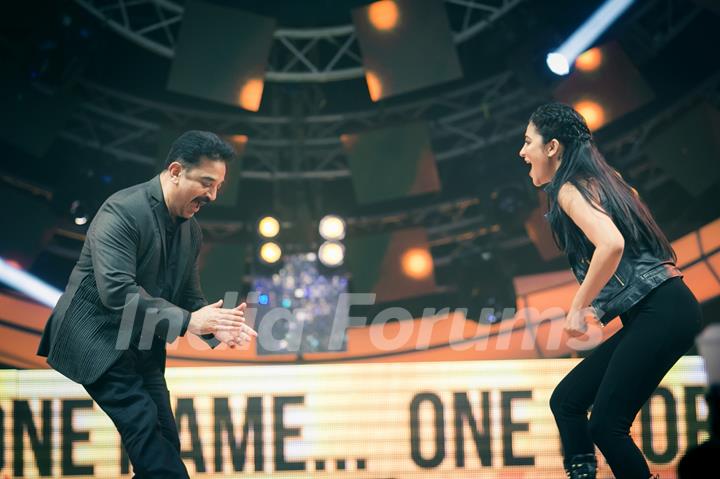 Shruti Haasan and Kamal Haasan perform at Vijay Awards 2015