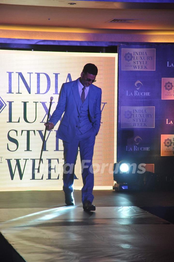 'The Handsome' Akshay Kumar Walks With his Classic Style at India Luxury Style Week