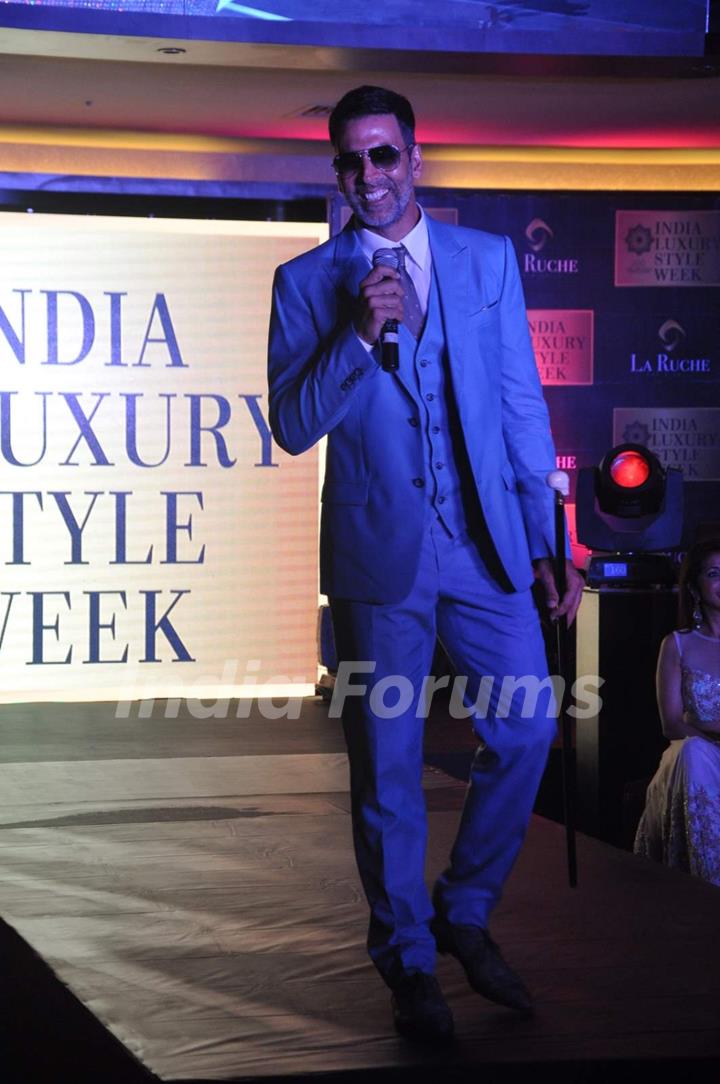 'The Handsome' Akshay Kumar Walks With his Classic Style at India Luxury Style Week