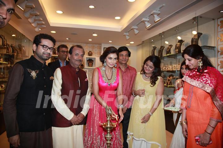 Lisa Ray Inaugurates Amrapali Jewels