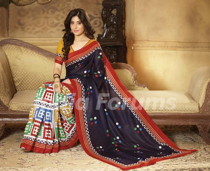 Kritika Kamra wearing Bollywood Style Black And Off White Colour Art Silk Printed Saree