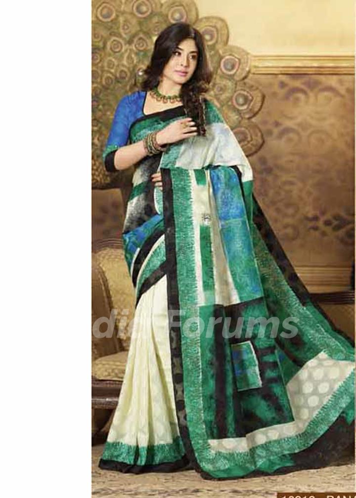 Kritika Kamra wearing Saree -Cream and Green Bhagalpuri Silk Saree