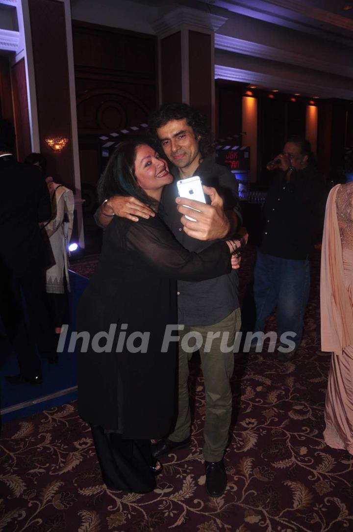 Pooja Bhatt and Imtiaz ali clicks a selfie at J & K Bash