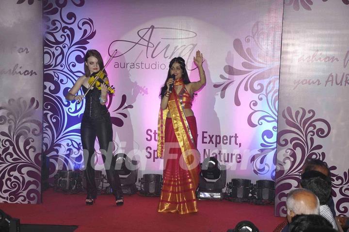 Shibani Kashyap performs at the Aura Studio Saree Fashion Show