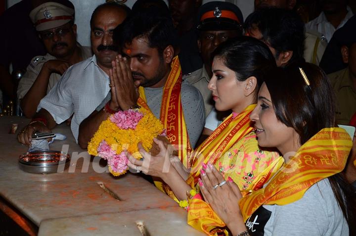 Sunny Leone Visits Siddhininayak