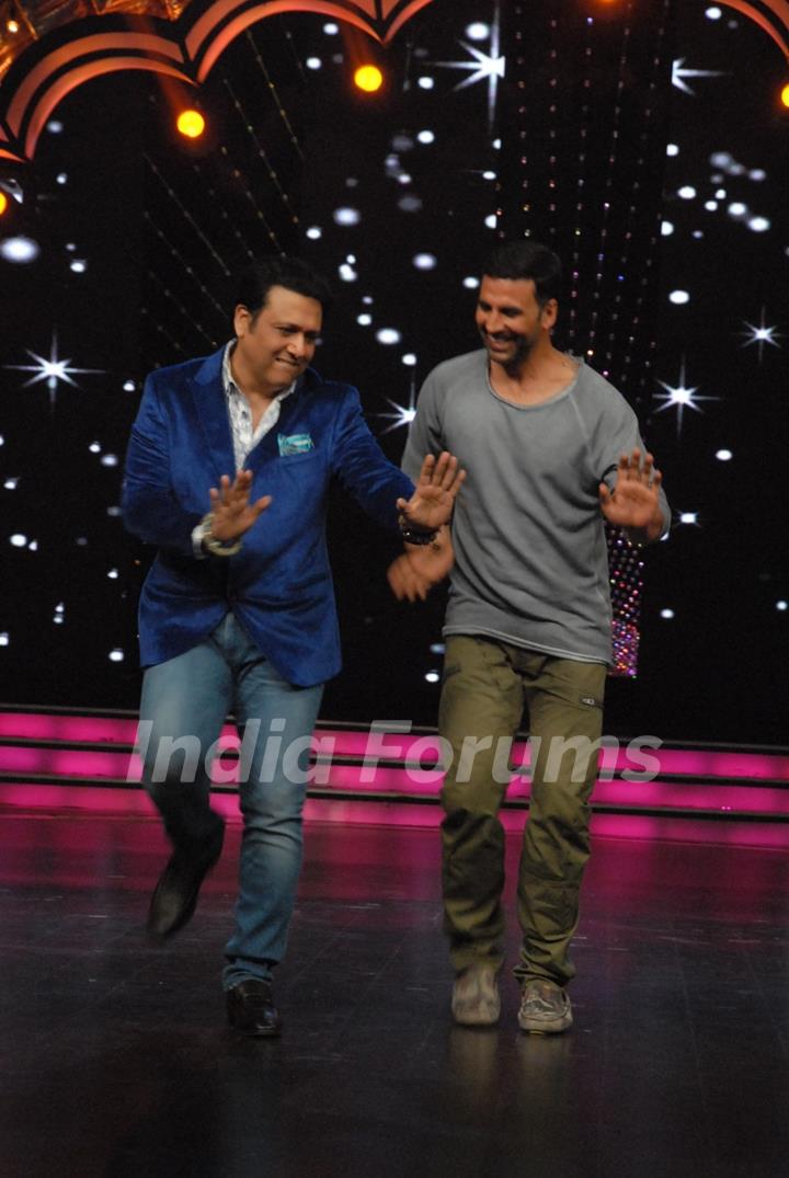 Akshay Shakes a Leg with Govinda at Promotions of Gabbar Is Back on DID Supermoms Season 2