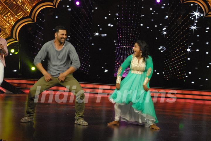 Akshay Kumar at DID Supermoms Season 2 for Promotions of Gabbar is Back