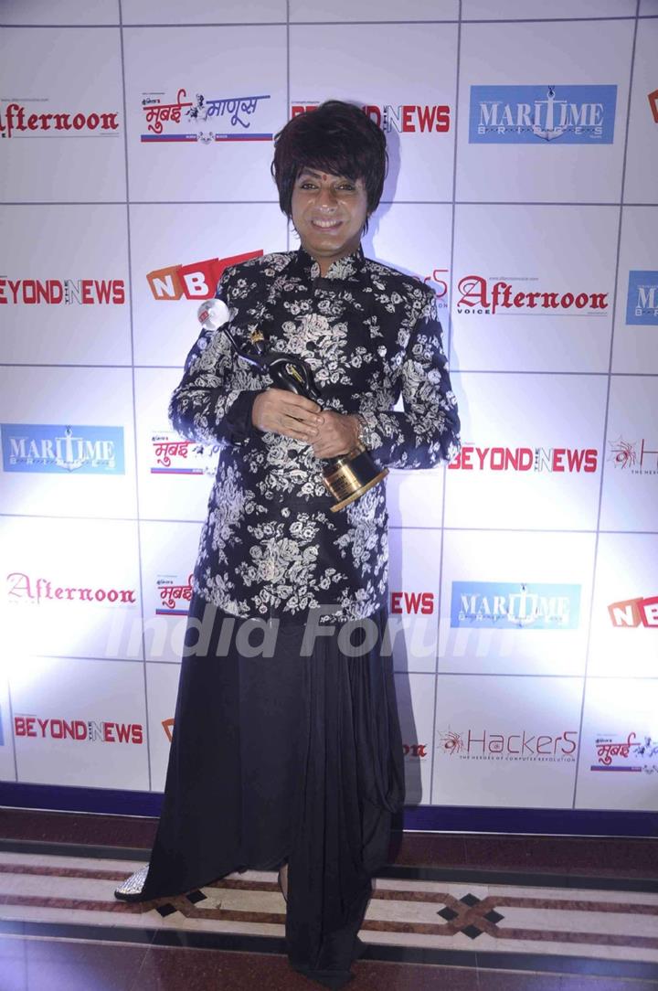 Rohhit Verma poses with his 'Best Costume Designer Award'
