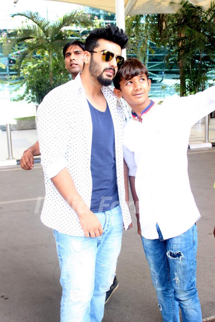 Arjun Kapoor clicks a selfie with a fan at Airport